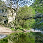 Südseite Haus und Fluss im Frühling