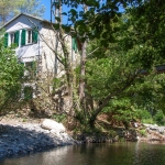 Südseite Haus und Fluss im Sommer